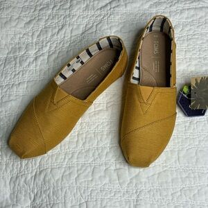 Tom’s NWT Size 9 Alpargata Shoes Casual Chic, Gold Color